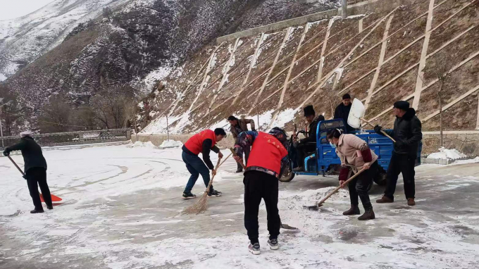 提升村容村貌 建設(shè)美麗鄉(xiāng)村：甘肅工程咨詢(xún)集團(tuán)駐村幫扶工作隊(duì)開(kāi)展環(huán)境衛(wèi)生整治及積雪清掃活動(dòng)