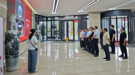 甘肅省新業(yè)資產(chǎn)經(jīng)營有限責(zé)任公司參觀甘肅工程咨詢集團(tuán)廉潔文化作品展