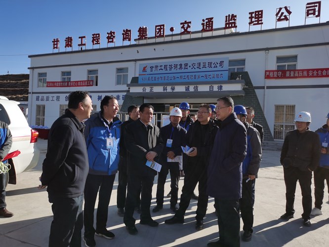 省交通運輸廳黨組書記、廳長李睿調(diào)研交通監(jiān)理公司承監(jiān)的卓合高速公路一期工程建設(shè)情況